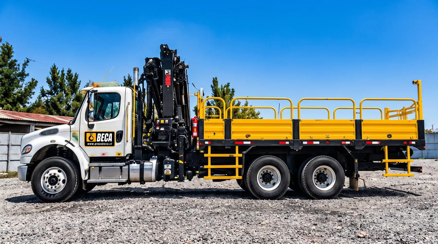Camión pluma Freightliner M2 106 con grúa HIAB 362 vista lateral