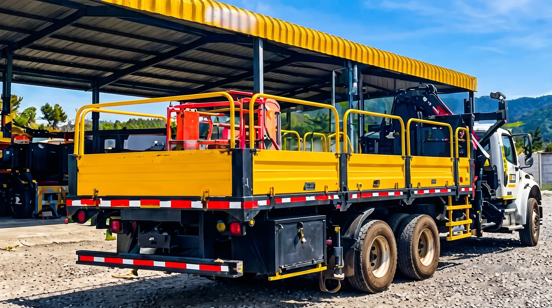 Freightliner M2 106 vista trasera con carrocería plana